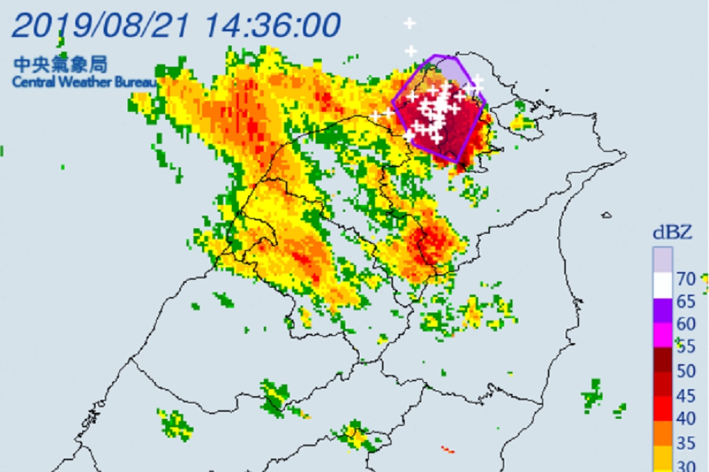 氣象局針對台北市、新北市等17縣市發布大雷雨和大雨特報即時訊息，持續時間至15時45分止。（圖片取自中央氣象局）