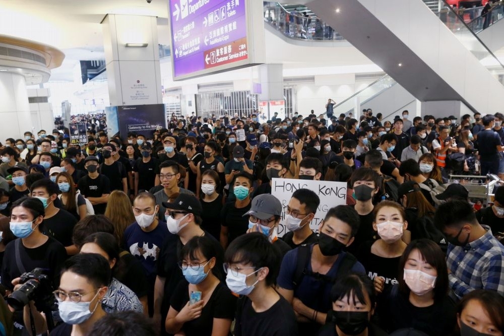香港民眾12日在機場抗議。（湯森路透）