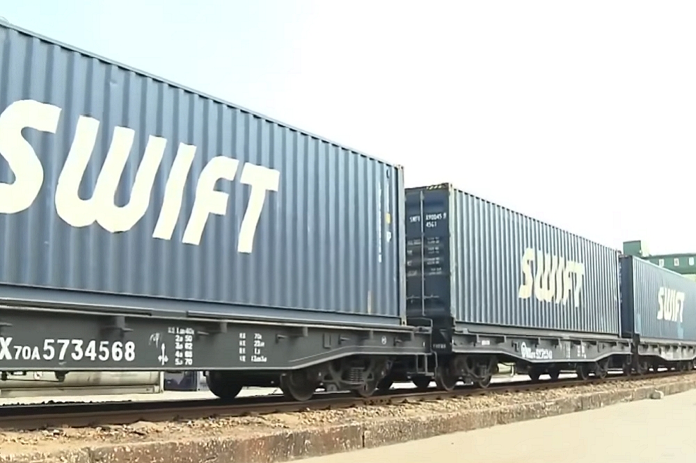 中國國家鐵路集團遭到揭露，從中國開往中亞及歐洲的貨運火車「中歐班列」載有大量的空貨櫃。（圖片取自YouTube）