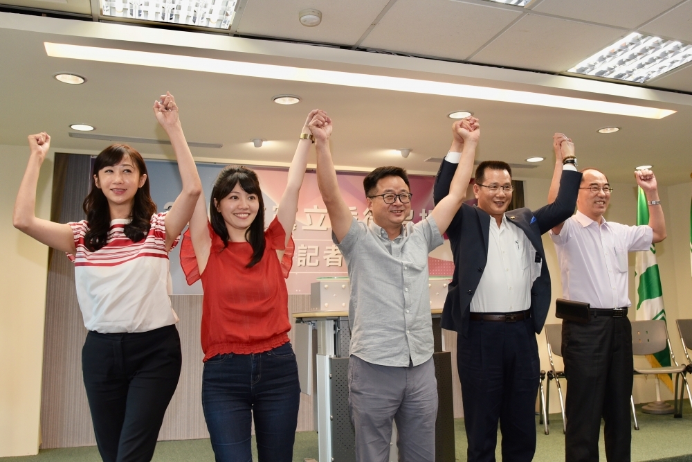 民進黨中執會21日通過5區艱困選區徵召名單，台北市打出將由高嘉瑜（左2）參選內湖南港區、許淑華（左1）挑戰信義松山區。（攝影：蔣銀珊）