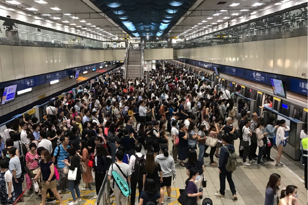 台北捷運藍線的江子翠往南港展覽館方線於上午8點左右出現訊號異常，人潮塞爆捷運站。（圖片取自PTT）