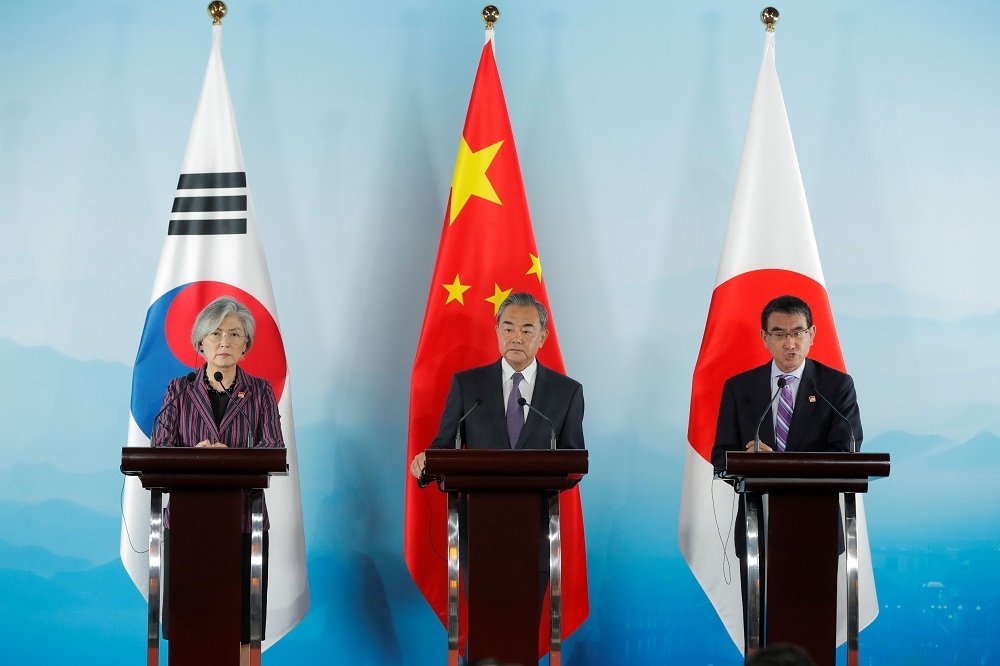 中國表示有意協助日韓調停糾紛，圖為南韓外長康京和（左至右）中國外長王毅、日本外務大臣河野太郎。（湯森路透）