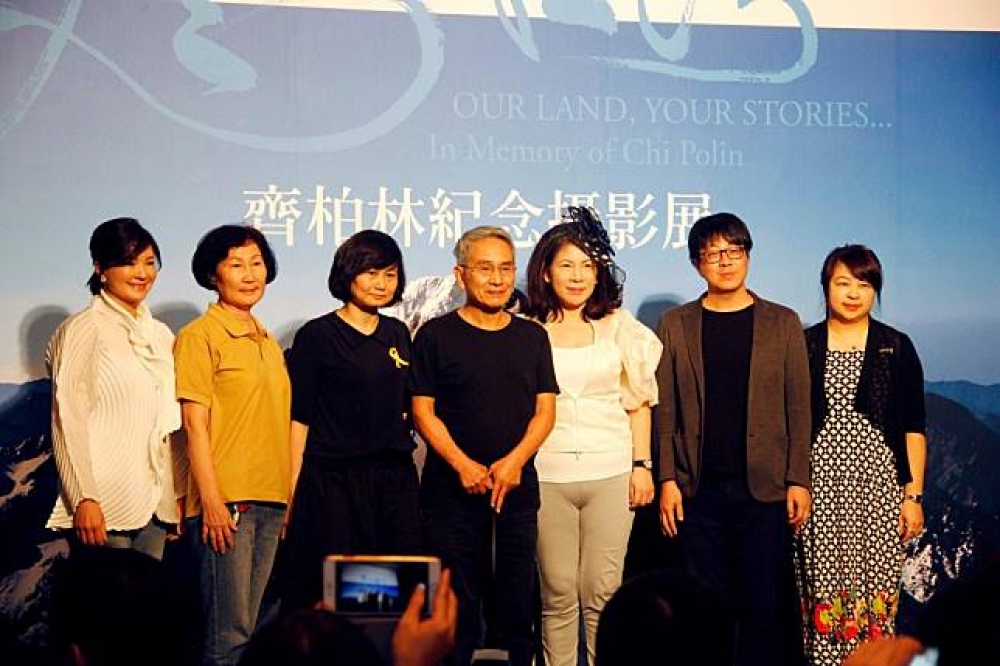 為紀念齊柏林拍攝《看見台灣》對台灣的貢獻，雲門舞集創辦人林懷民（右4）及媒體人陳文茜（右3）發起攝影展，自27日起「飛閱台灣齊柏林紀念攝影展」於北中南同步展出。（翻攝自齊柏林的飛閱台灣）