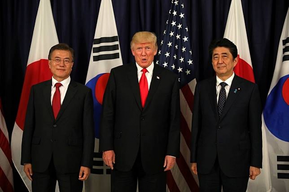 （左起）南韓總統文在寅、美國總統川普與日本首相安倍晉三7月初在G20峰會上碰頭。（湯森路透）