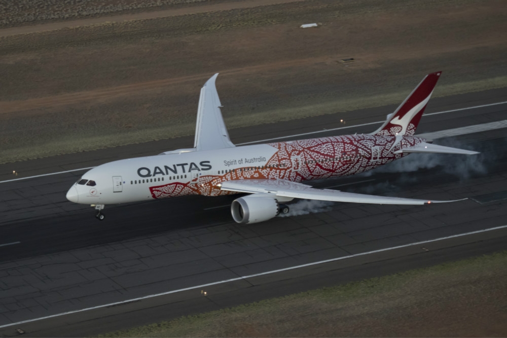澳洲航空年底將測試兩條長達19小時的直飛航線。圖為澳航現役波音787客機。（圖片取自Qantas官網）