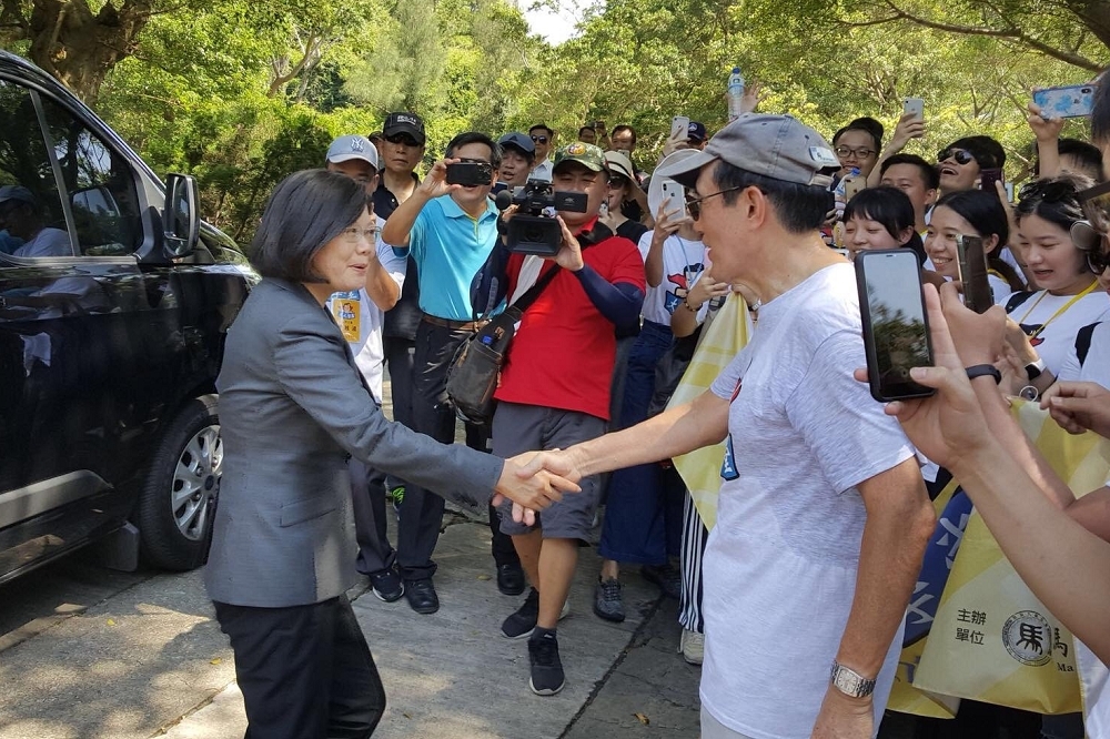 前總統馬英九23日出外慢跑巧遇蔡英文總統，雙方握手引發群眾圍觀。（馬英九粉絲團提供）