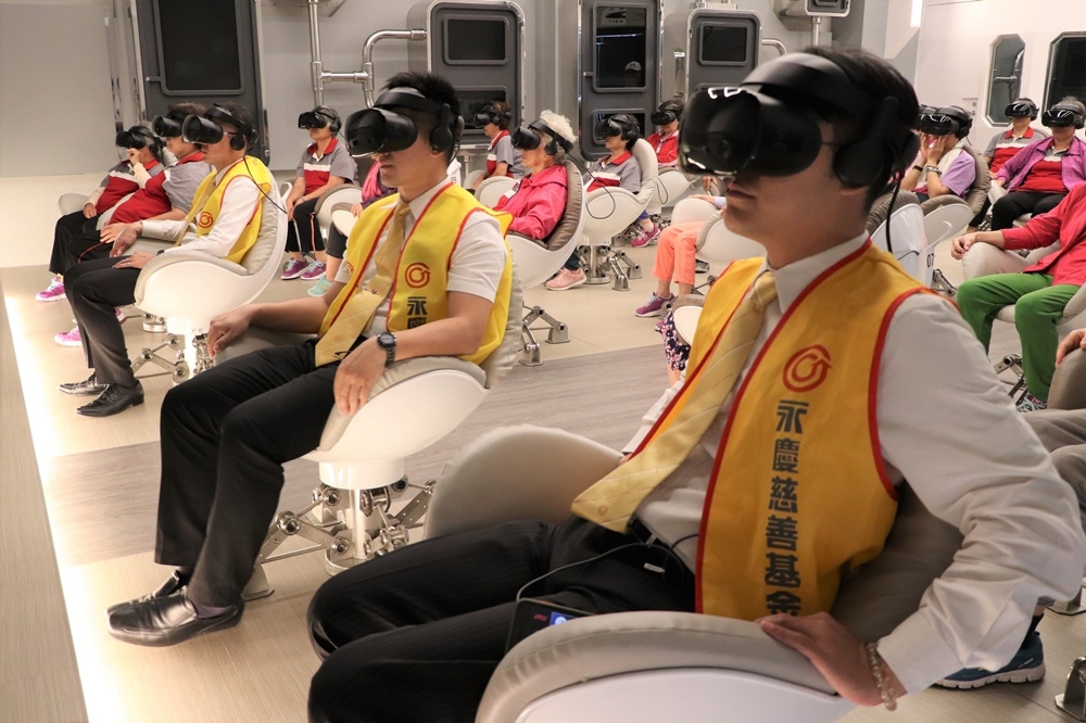 即日起至9月19日在高雄VR體感劇院播映《主播愛你唷》、《自游》虛擬實境電影，鼓勵銀髮族勇於嘗試新科技。（圖片來源：永慶房屋）
