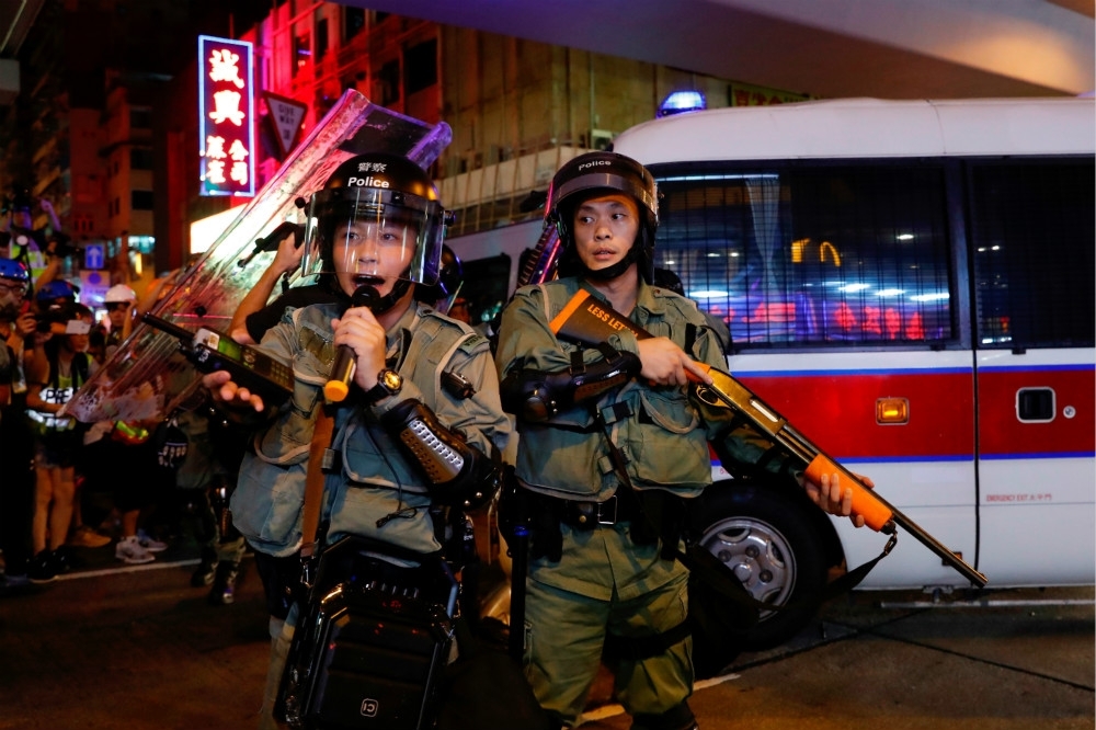 自2014，香港人對於警察的信任感就持續下滑，並且在所有紀律部隊敬陪末座。（湯森路透）