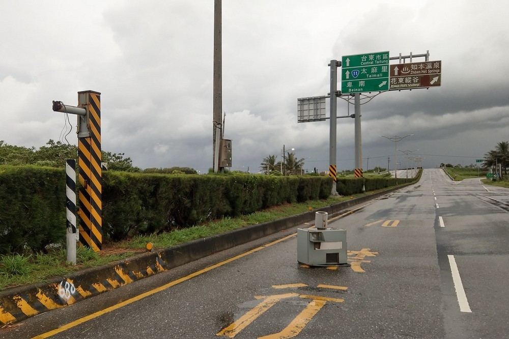 颱風來襲，24日有網友發現台東中華大橋的測速相機被強風吹斷，驚呼「收費相機斷頭GG了」。（圖片取自台東臉書災害通報臉書）