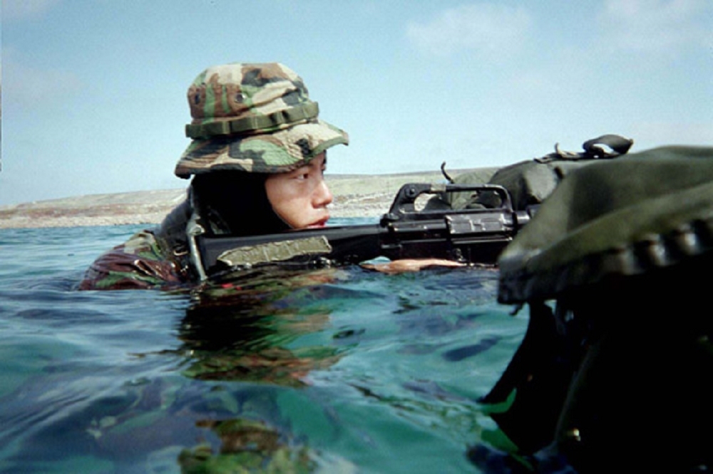 2004年，當時是上尉的余奎麟正在美國接受海豹特種隊訓練。（圖片取自新浪軍事網站）
