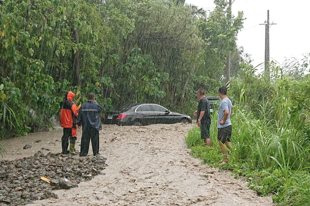  花蓮縣富里鄉六十石山24日中午約12點也傳出道路損壞，導致一輛要下山的小客車受困。（花蓮縣消防局提供）