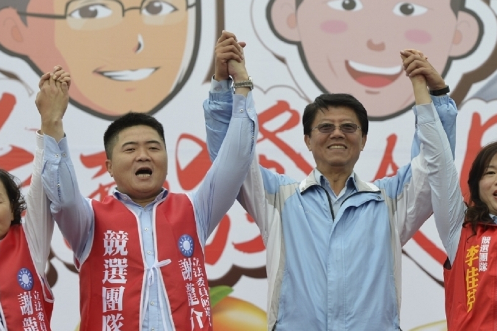 知情人士表示藍營「挺韓大部隊」已集結前進，國民黨立委顏寬恒（左）、台南市黨部主委謝龍介（右）確定進駐韓國瑜選戰團隊。（資料照片／李智為攝）