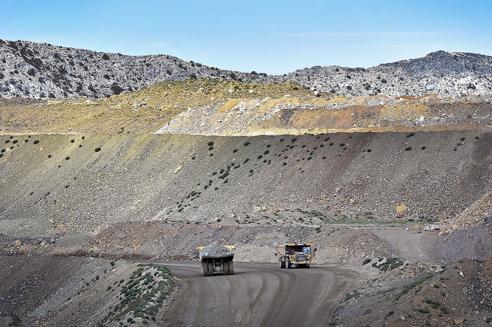 美國加州芒廷帕斯（Mountain Pass）有重型採礦卡車在運輸材料。（湯森路透）