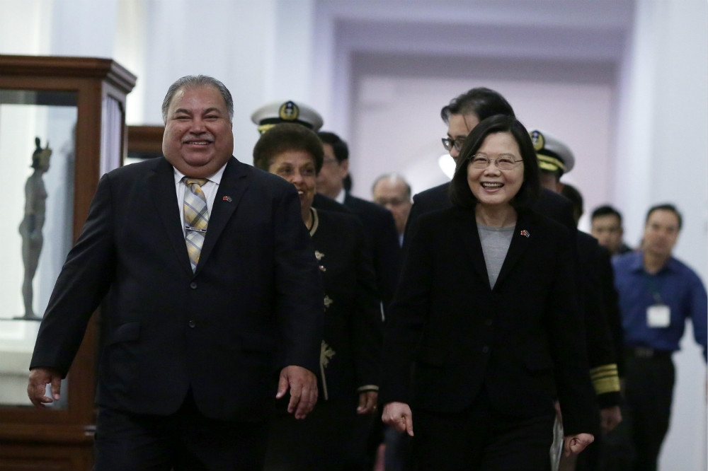諾魯總統巴倫瓦卡（左）2017年3月拜訪台北，獲得總統蔡英文（右）接見。（圖片取自總統府）