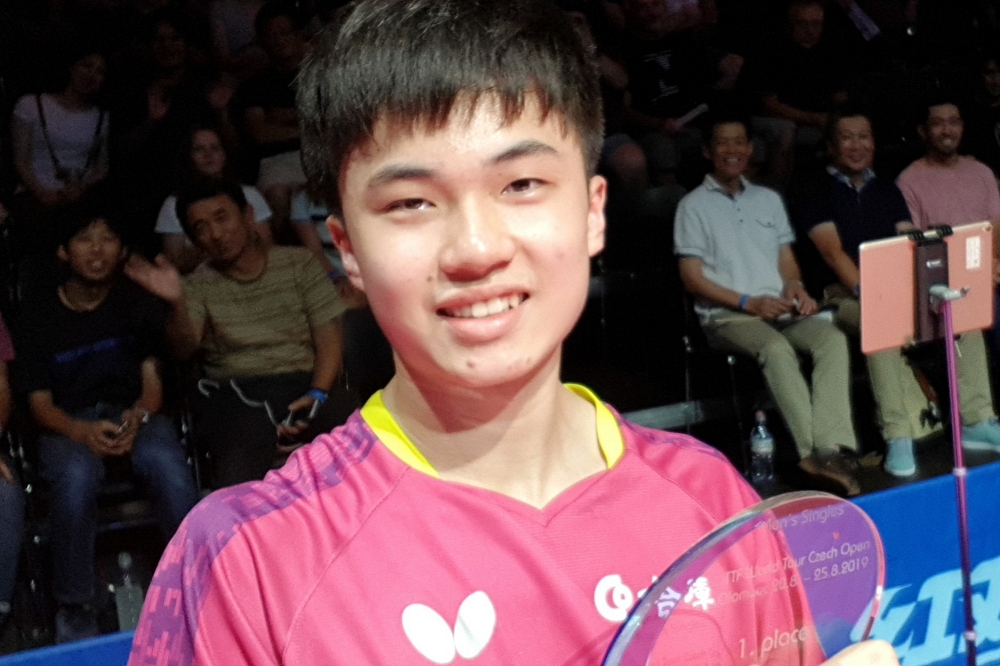 圖為頒獎時的「Golden Selfie」，林昀儒用自拍棒拍下拿到冠軍獎盃的一刻。（圖片取自ITTF臉書）