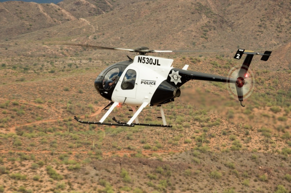 洛杉磯空警隊在2015年10月採購MD-530輕型直升機單價約為180萬美金，配有Stark POP300 EO/IR Sensor光電偵蒐儀，負責空中巡護、監視及拍攝任務。（圖片摘自網路）