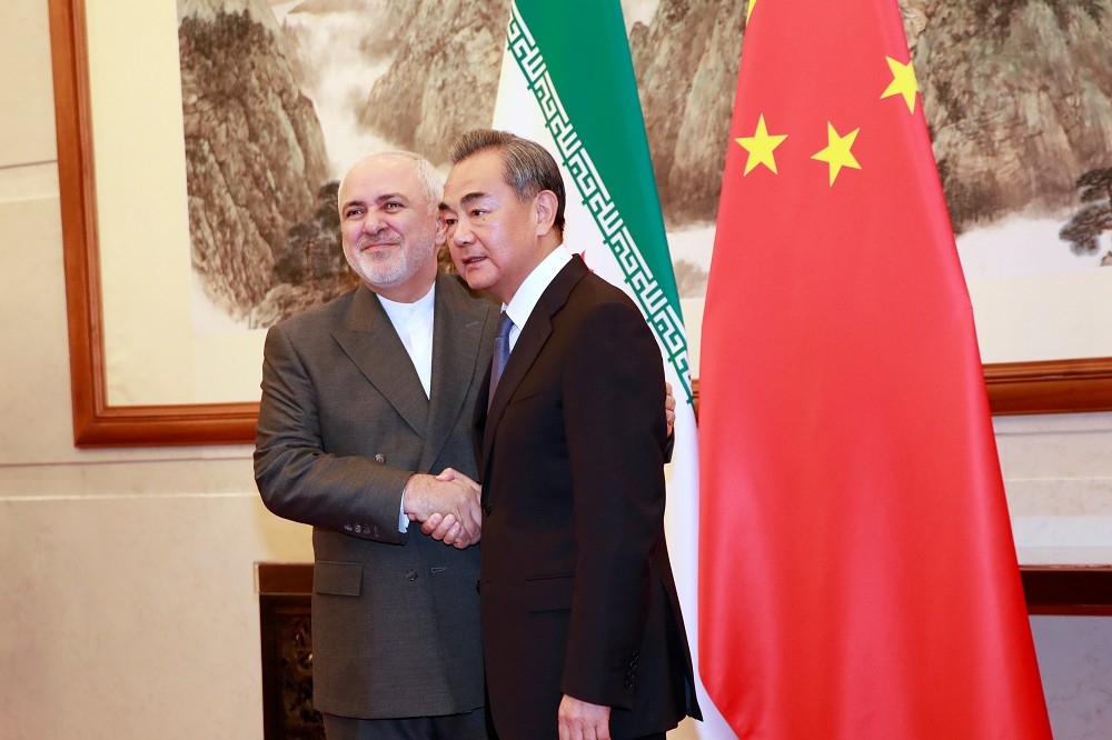 伊朗外長扎里夫與中國外交部部長王毅見面。（湯森路透）