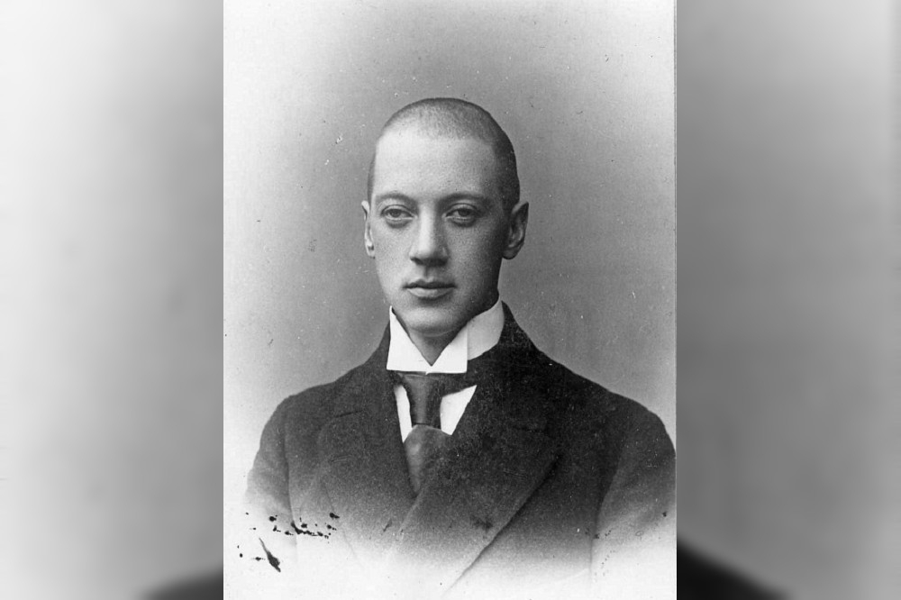 1921年，俄羅斯一個著名的詩人古米廖夫，因為參加白軍反抗十月革命，被作為「反革命」被處決了。（維基百科）