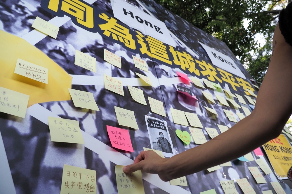 台權會等多個民間團體日前在濟南教會前舉辦聲援香港活動，「連儂牆」上貼滿了寫滿支持香港「反送中」抗爭的便利貼。（攝影：張家銘）