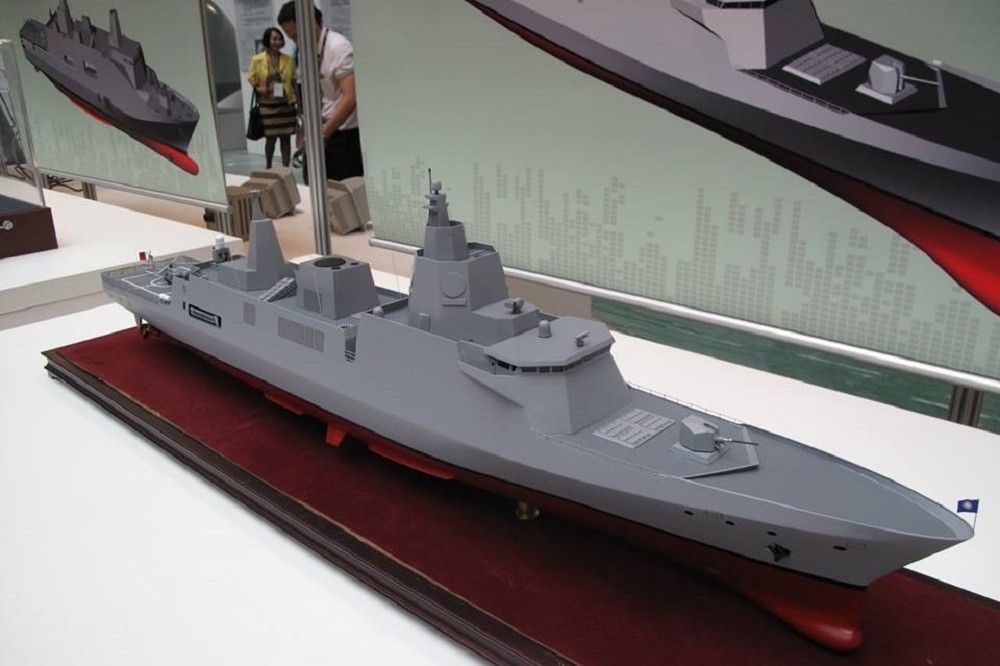 海軍「震海」計畫是自行設計建造新一代飛彈巡防艦，因中科院研發相列雷達未符合海軍要求，使得原型艦計劃在2025年交付海軍執行作戰測試評估延後。圖為2017年台北國際航太暨國防工業展「新一代飛彈巡防艦」模型。（攝影：朱明）