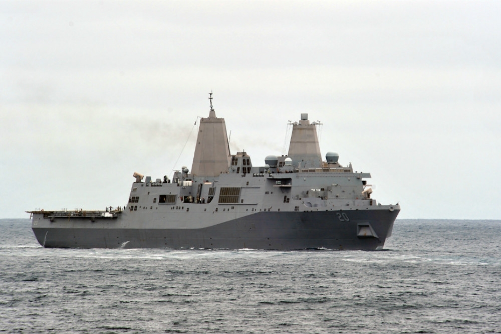 美軍現役「綠灣號」船塢登陸艦。（圖片取自美國第七艦隊）