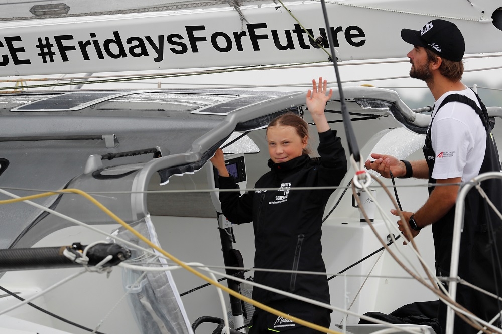 16歲瑞典女孩童貝里乘零排放遊艇橫跨4800公里抵達美國。（湯森路透）