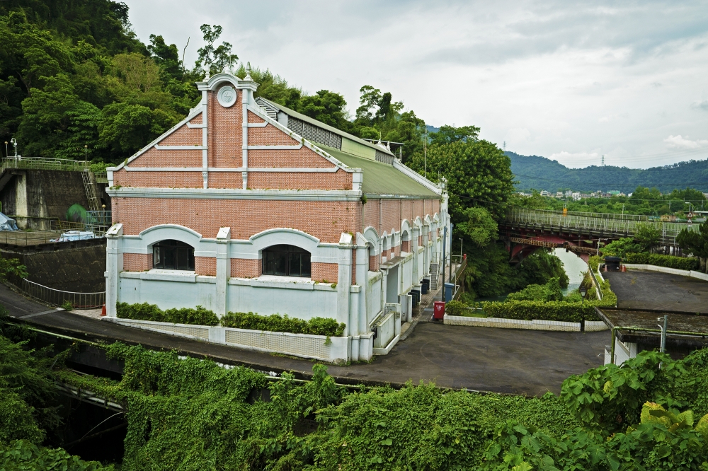 台灣目前現存最早的水力發電廠—「小粗坑水力發電所」，現更名為「桂山發電廠粗坑機組」。（攝影：陳沛妤）