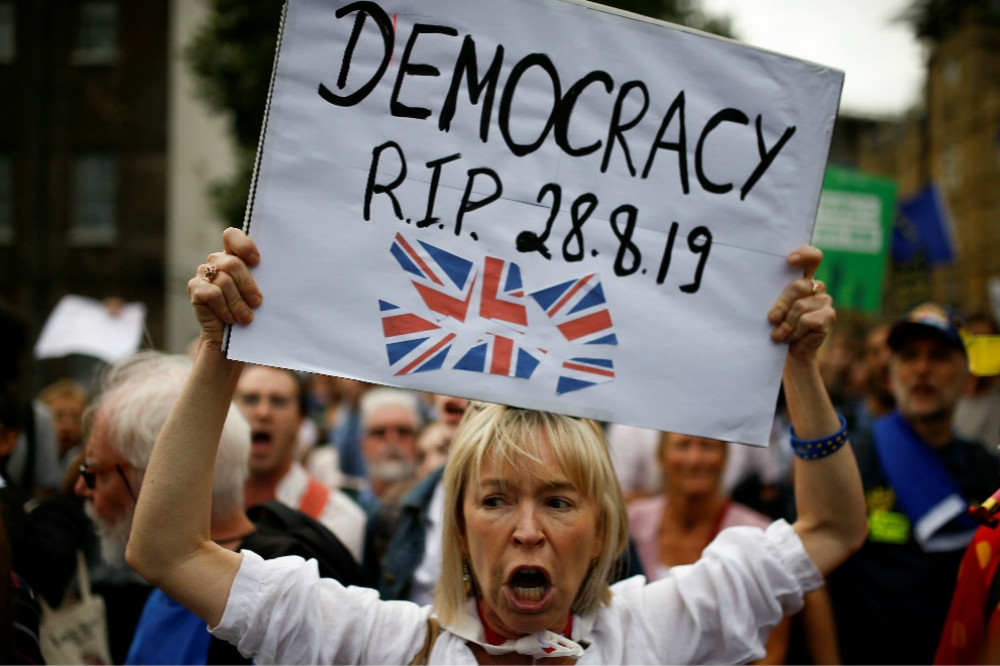 反對脫歐和強制休會的英國群眾，高舉「民主已死」的標語。（湯森路透）