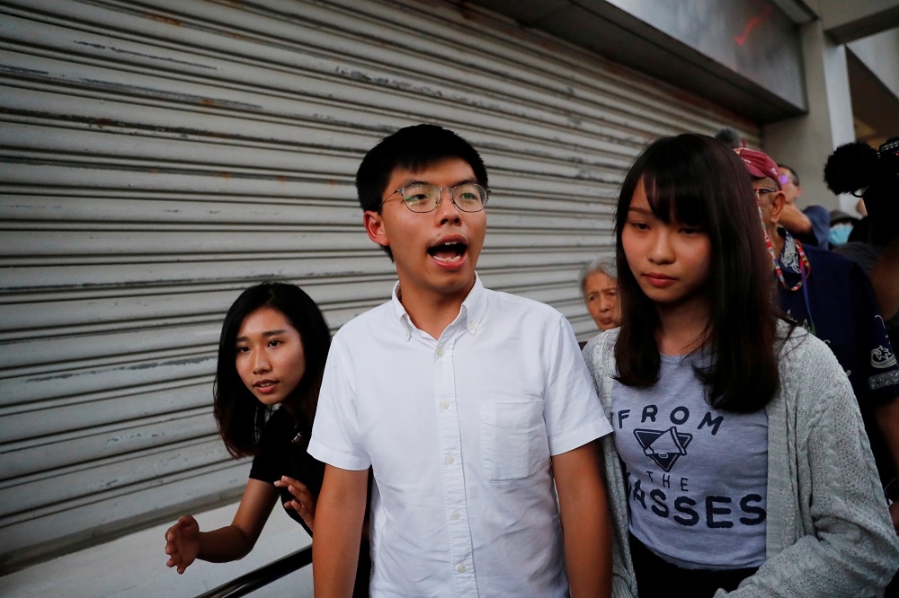 香港學運領袖黃之鋒和周庭29日遭到港警拘捕，30日獲釋。（湯森路透）