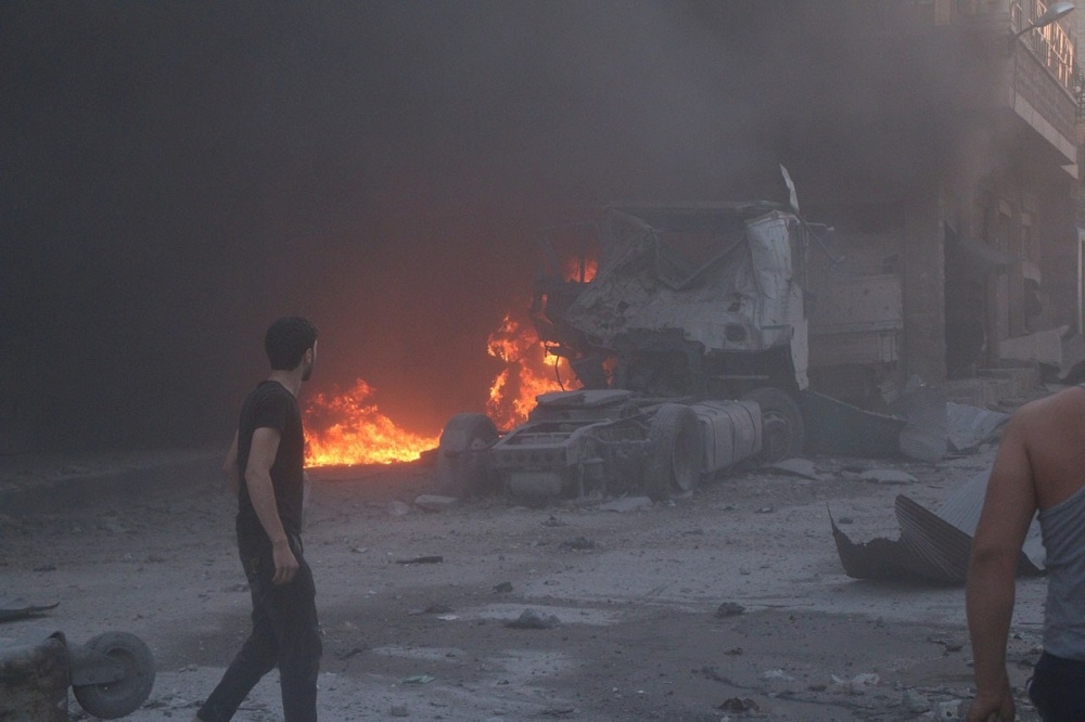 28日在伊德利卜省，民眾走過空襲後的城鎮。（湯森路透）