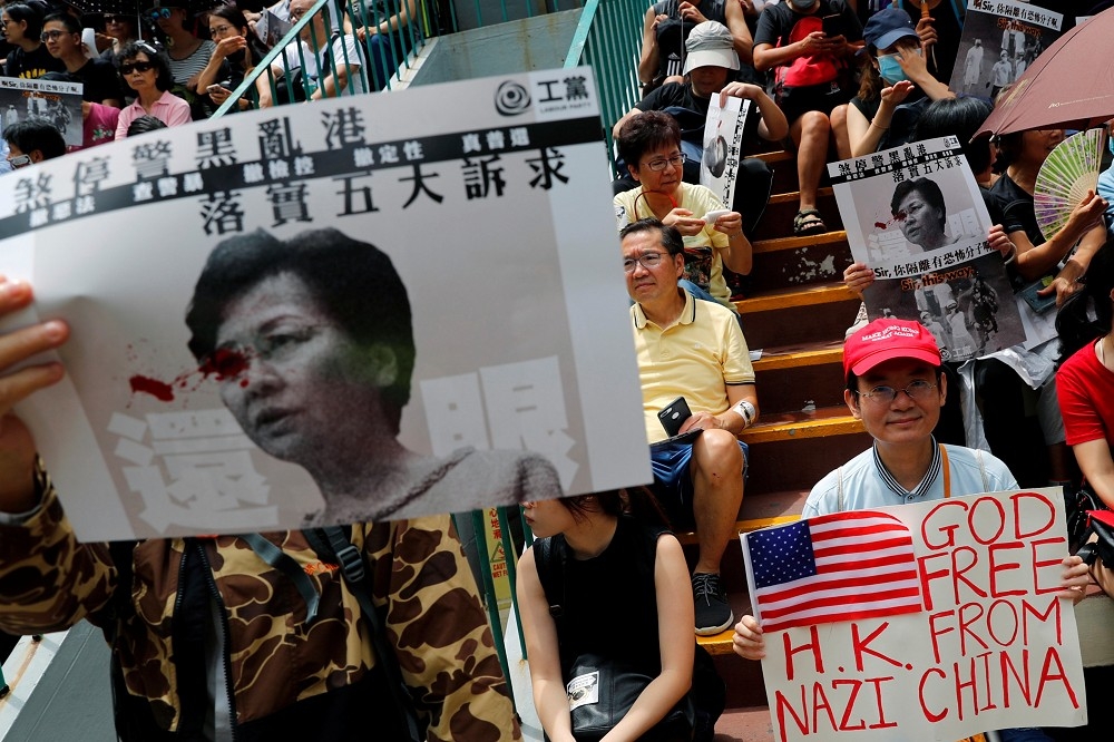 31日香港遊行，抗議者提「五大訴求」：撤惡法、非暴動、查警暴、銷控罪、真普選。（湯森路透）