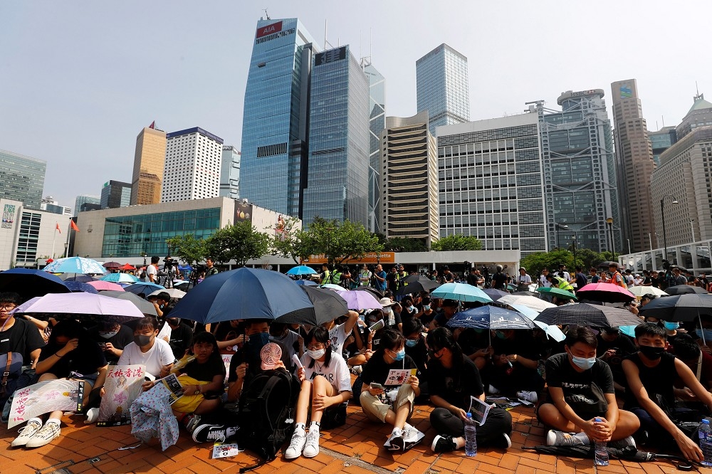 香港學生無懼酷暑，在豔陽下抗議。（湯森路透）
