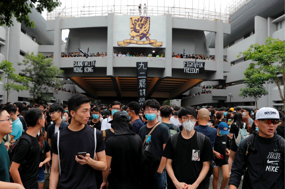 香港學界2日發起罷課，黑衣學生擠滿中文大學內的百萬大道。（湯森路透）