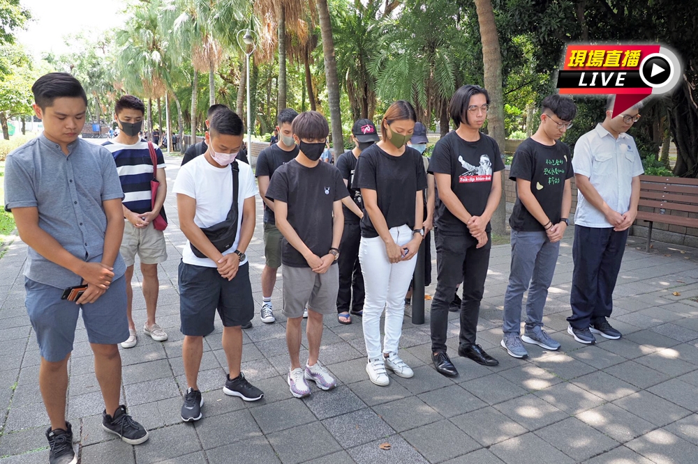 傳遞支持香港聲音的北市公館連儂牆31日舉行告別傳承儀式，並響應全球8/31聲援活動，進行簡單默哀儀式。（攝影：張家銘）