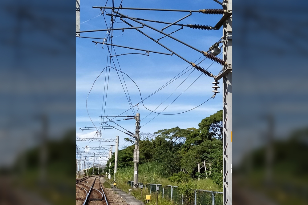 因集電弓下降歪斜，台鐵新竹北湖站目前東西線雙線暫時不通。（圖片由台鐵局提供）