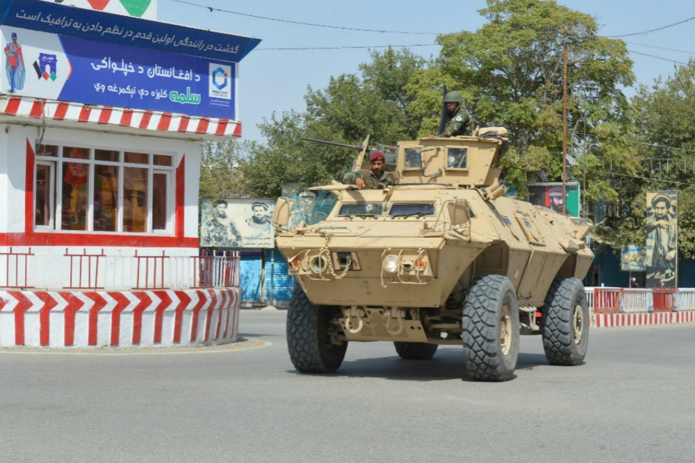 阿富汗國防軍上街巡守，確保首都在爆炸案後的安全與穩定。（湯森路透）