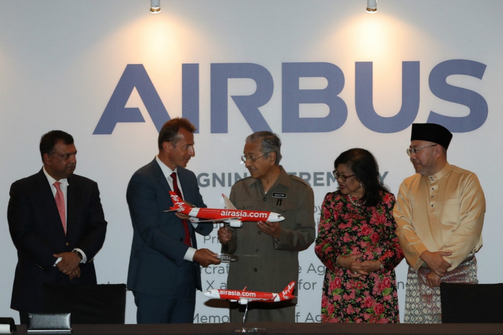 由馬來西亞總理馬哈地（中央）監督、亞航與空巴簽訂50億美元訂單。（圖片取自空中巴士）