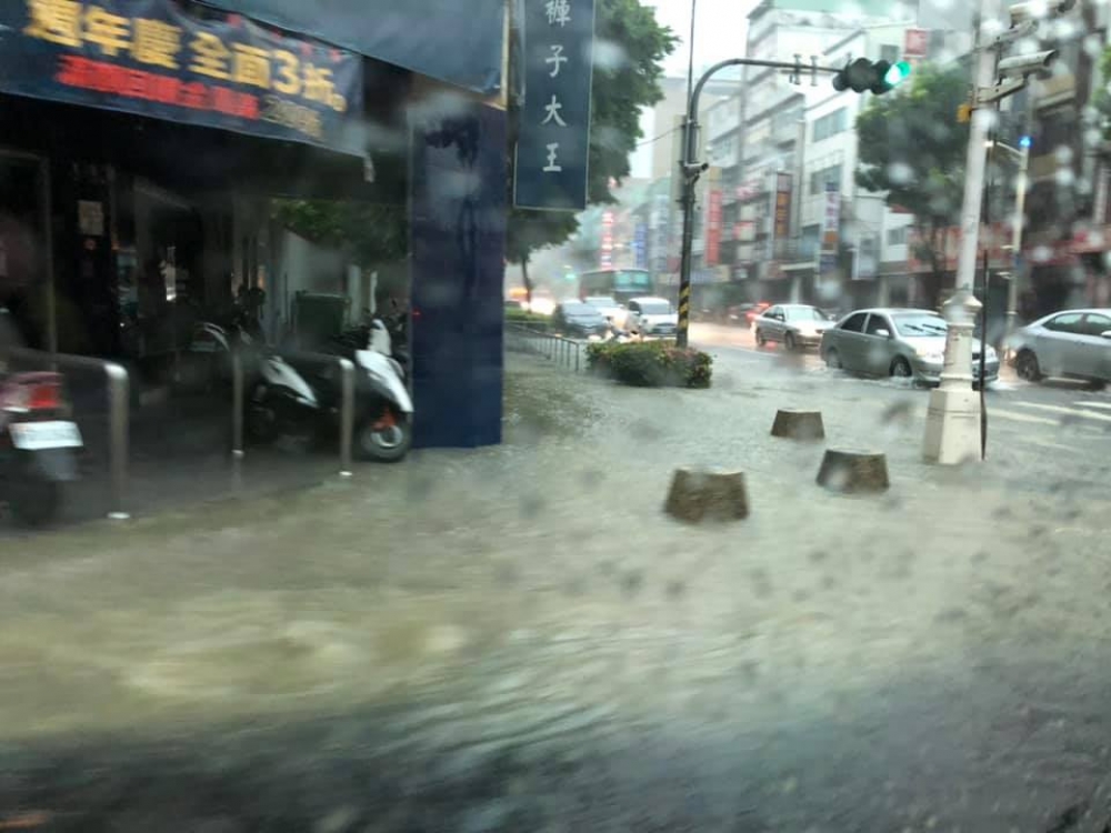 高雄、台南４日上班時間下爆雨了，不少地區又出見積水情形，上班族淋得慘兮兮。（取自高雄點臉書粉專）
