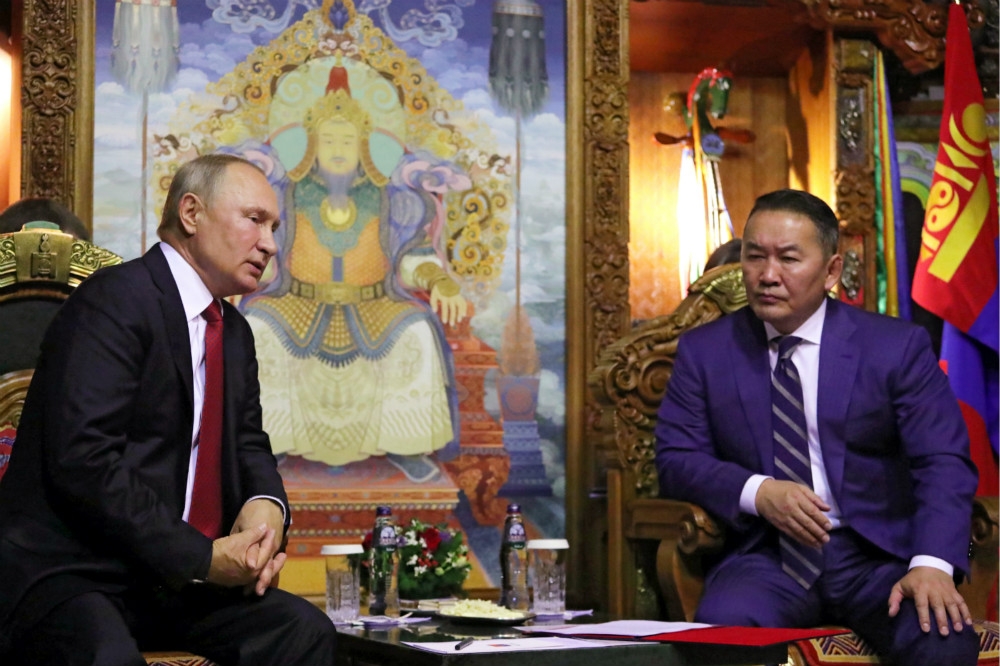 俄羅斯總統普京（左）赴烏蘭巴托訪問，獲得該國總統巴圖勒嘎（右）隆重接待。（湯森路透）