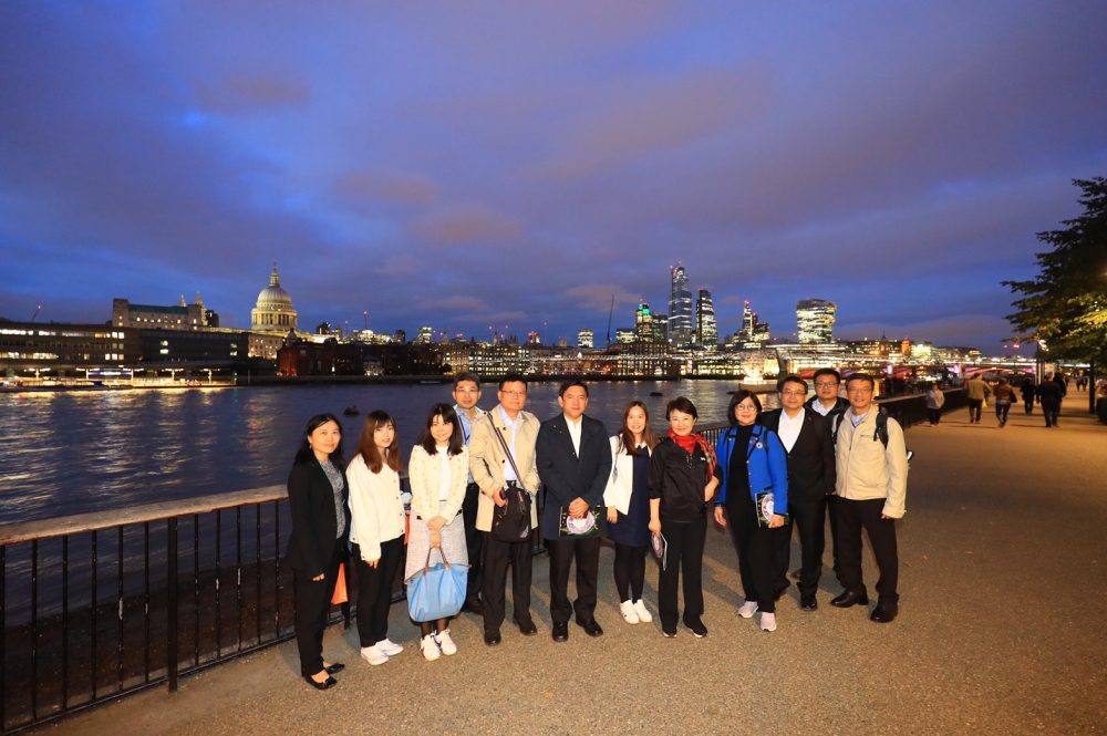 盧市長參訪泰晤士河畔節，由節目總監Adrian Evans LVO導覽解說，雙方就河畔活動進行探討與交流。(台中市政府提供)