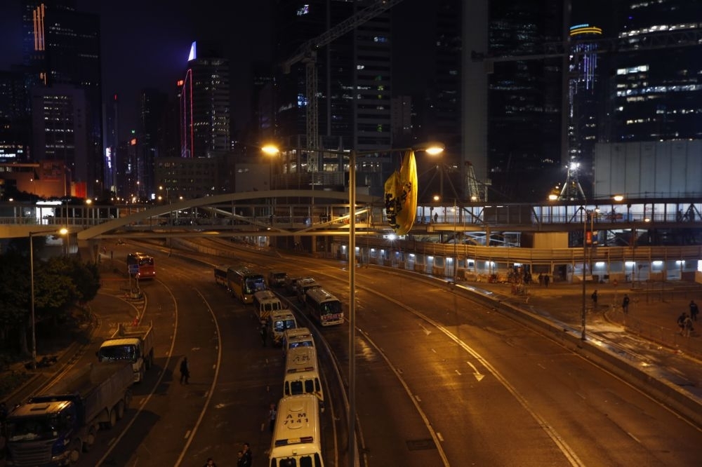 2017年底，港府正式公布「香港智慧城市藍圖」，預計在銅鑼灣／灣仔、中環／金鐘、尖沙咀、觀塘等4個市區地點設置智慧燈柱，總計約400支，附有5000多個監視器。（湯森路透）