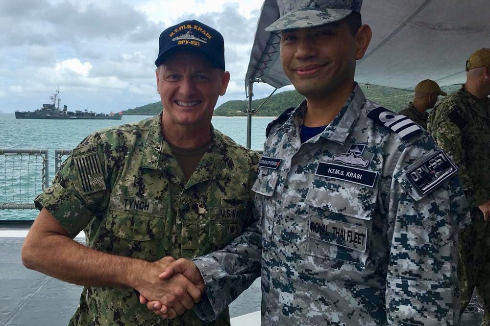 美國和東協聯合軍演2日登場，海軍後勤部西太平洋戰區指揮官廷奇（左）表示，AUMX的目的就在於提高海上安全的能力，以及加強美國與東協的協同一致。（取自Rear Adm. Joey Tynch推特）