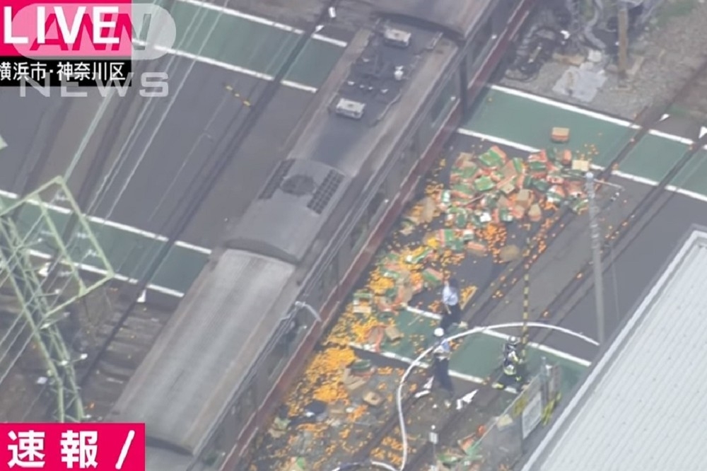 日本京急特快列車5日上午與貨車相撞後出軌。（取自影片）