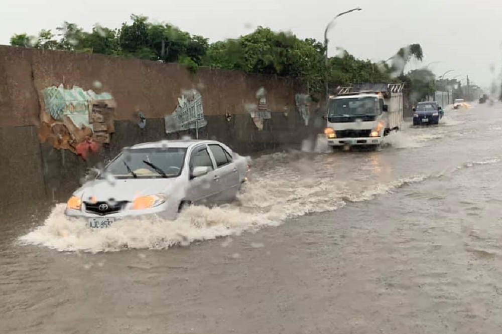 受低壓帶影響，台南市下午降暴雨，永康區傳出多處淹水情形。（取自台南爆料公社）