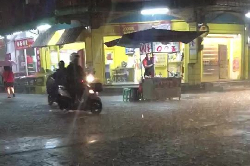 屏東縣7日凌晨發生強降雨，部分低窪地區都一度出現積水。（取自屏東小鎮資訊臉書）