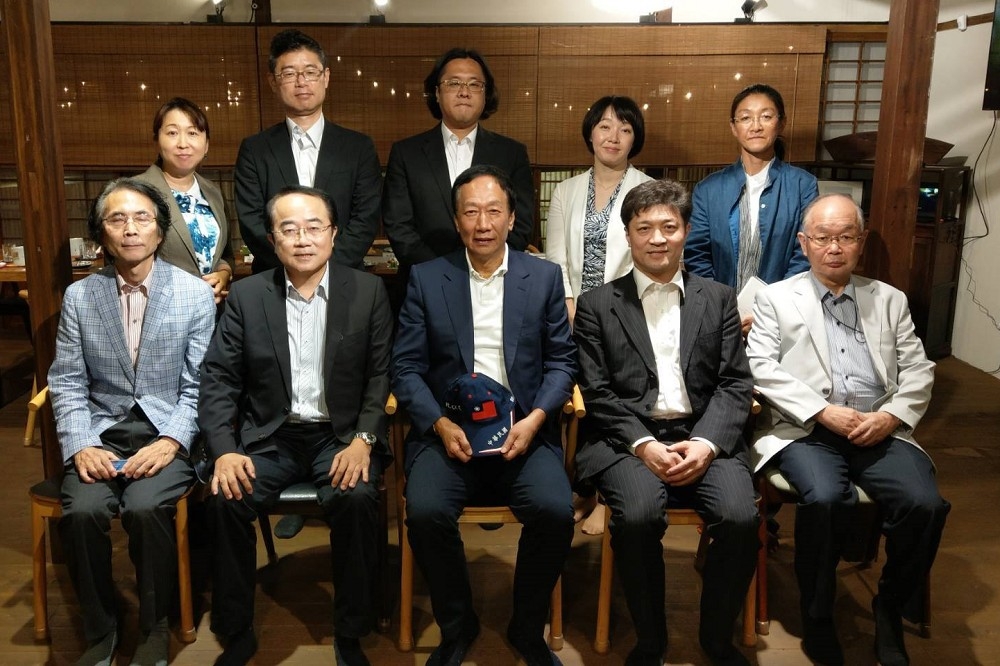 由松田康博帶領的東京大學兩岸關係研究小組，6日上午拜會韓國瑜後，晚上也和郭台銘聚會。（取自郭台銘臉書）