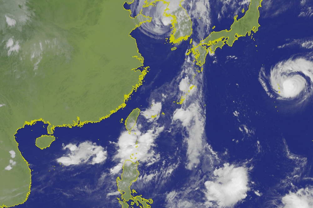 由於近期台灣東南海面熱帶擾動持續，中央氣象局指出，有機會在中秋節（13日）前後生成颱風「琵琶」。（取自中央氣象局）