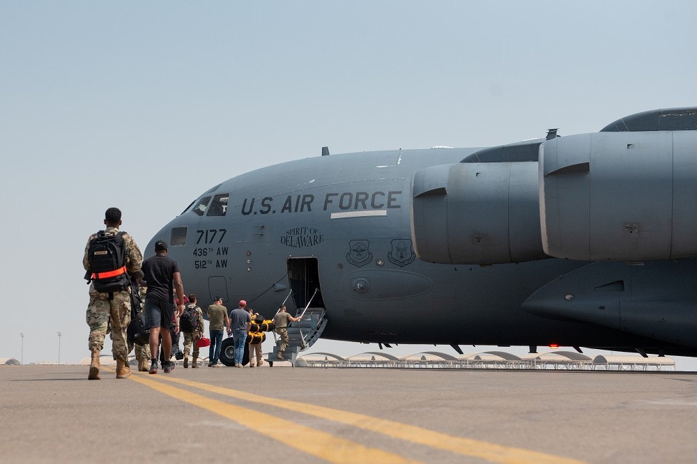 美國空軍機組人員登上C-17運輸機。（湯森路透）