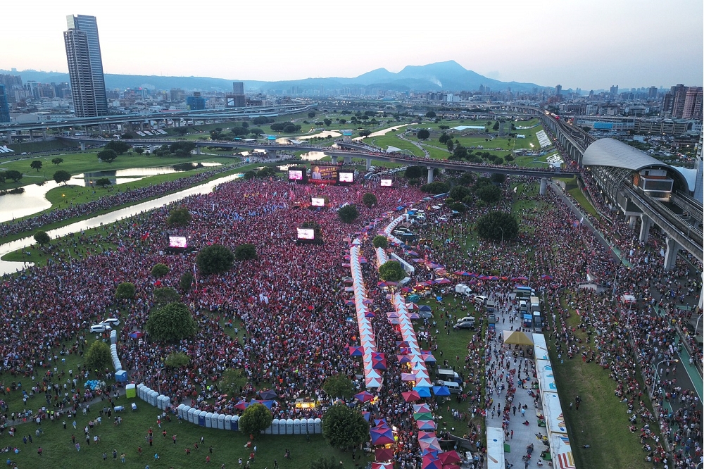 國民黨總統參選人韓國瑜回防故鄉新北市，主辦單位喊出現場擁進35萬人，一掃韓聲勢下滑陰霾。（攝影：李智為）