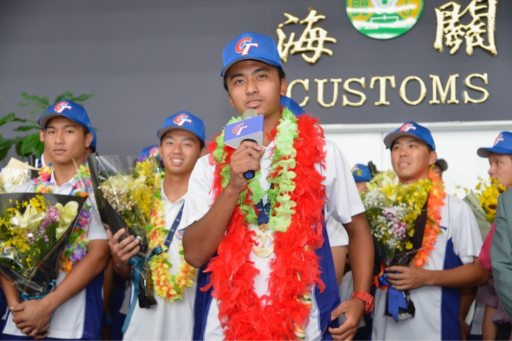 U18世界盃棒球賽台灣奪下冠軍，代表隊於9日中午平安歸國；持麥克風者為榮獲本屆大會MVP投手余謙。（李智為攝）